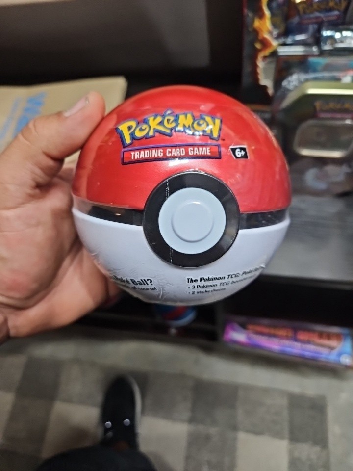 Pokémon Charizard Collection Box, 3 Tins Sealed, 1 Pokeball, 2 Blister Pacs.