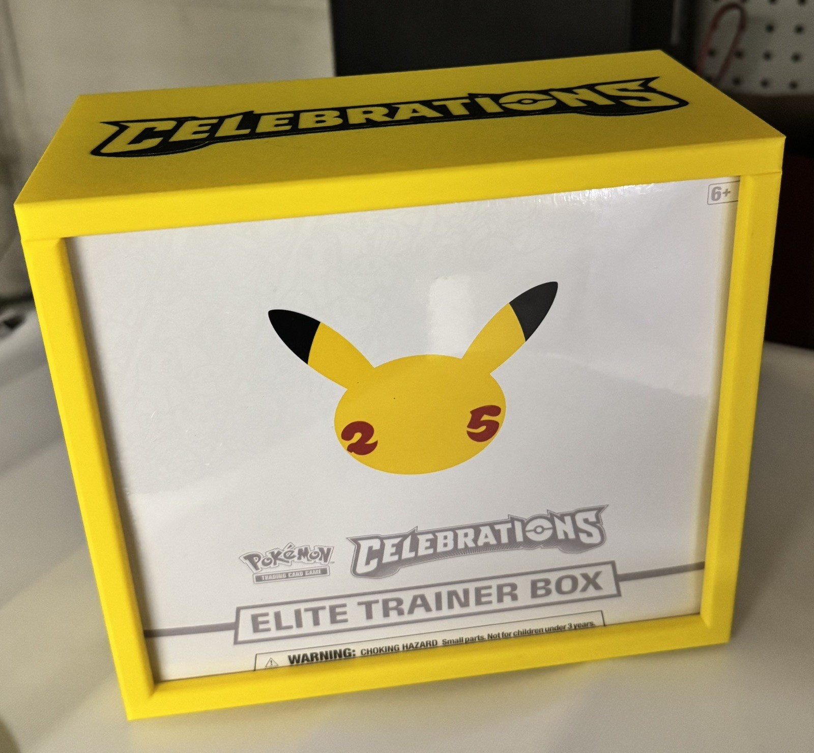 Pokémon TCG: 25th Anniversary Celebrations Elite Trainer Box (2021) WITH CASE!